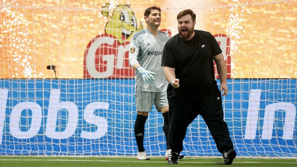 Ibai Llanos celebra un gol ante Iker Casillas