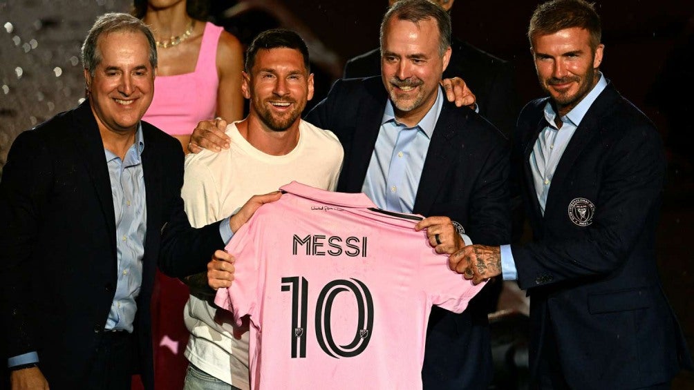 Messi, los hermanos Mas y Beckham, en la presentación de Messi