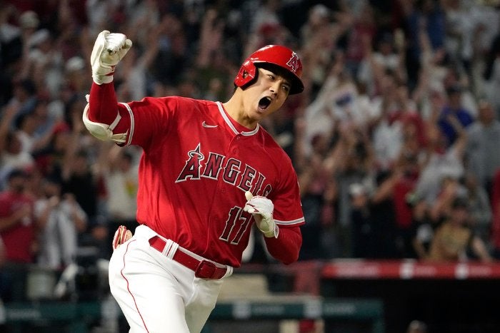 Shohei Ohtani celebra tras conectar un jonron