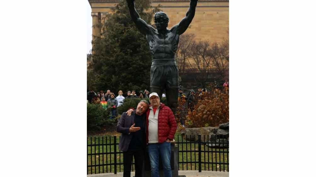 El actor visitó su estatua