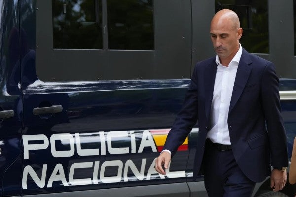 Rubiales es acusado de acosar a jugadoras de Inglaterra 