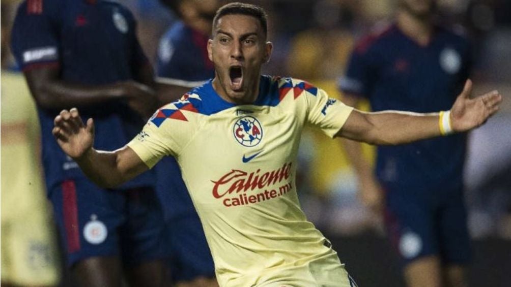 Cáceres celebra un gol con América