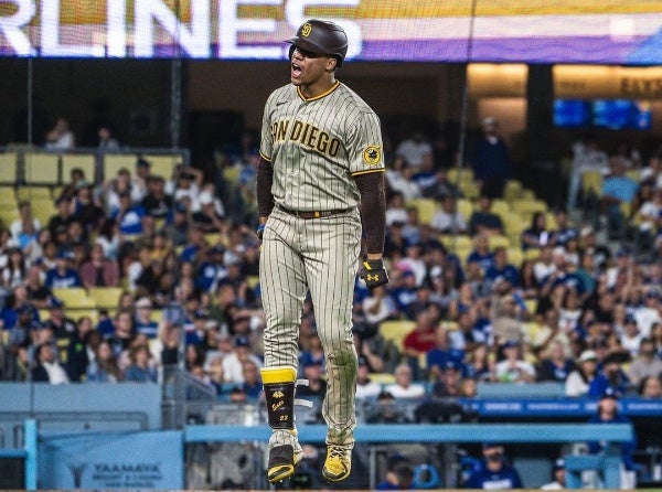 Soto celebrando su carrera con los San Diego Padres