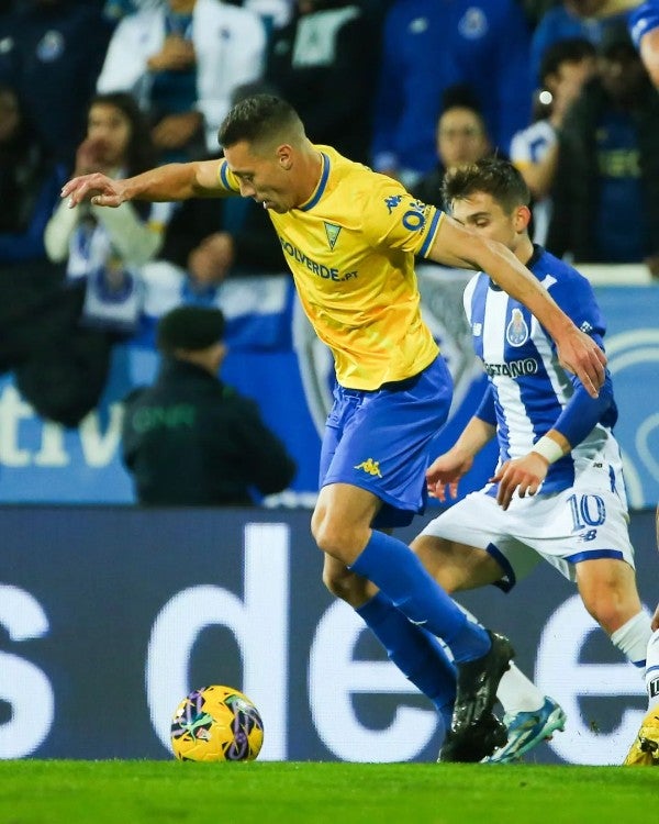 Estoril disputando el balón contra FC Porto 