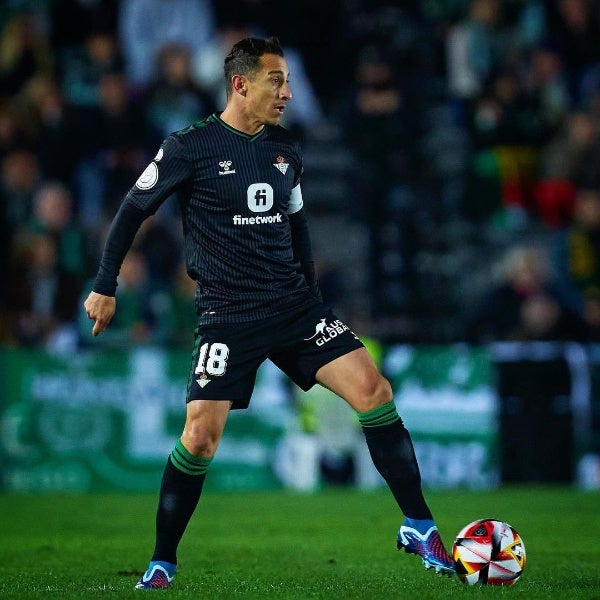 Andrés Guardado con la playera del Real Betis 