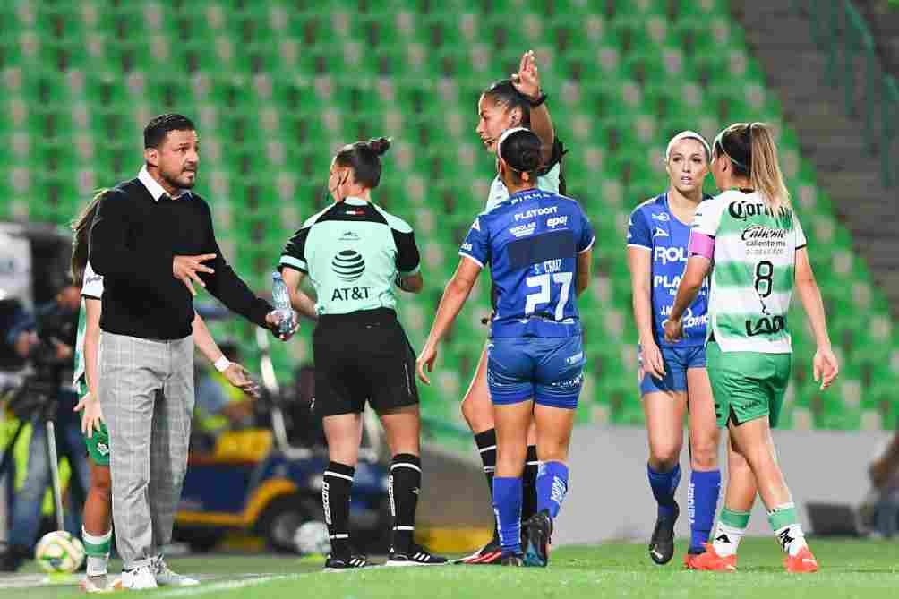 Jorge Gómez durante un partido de Necaxa Femenil