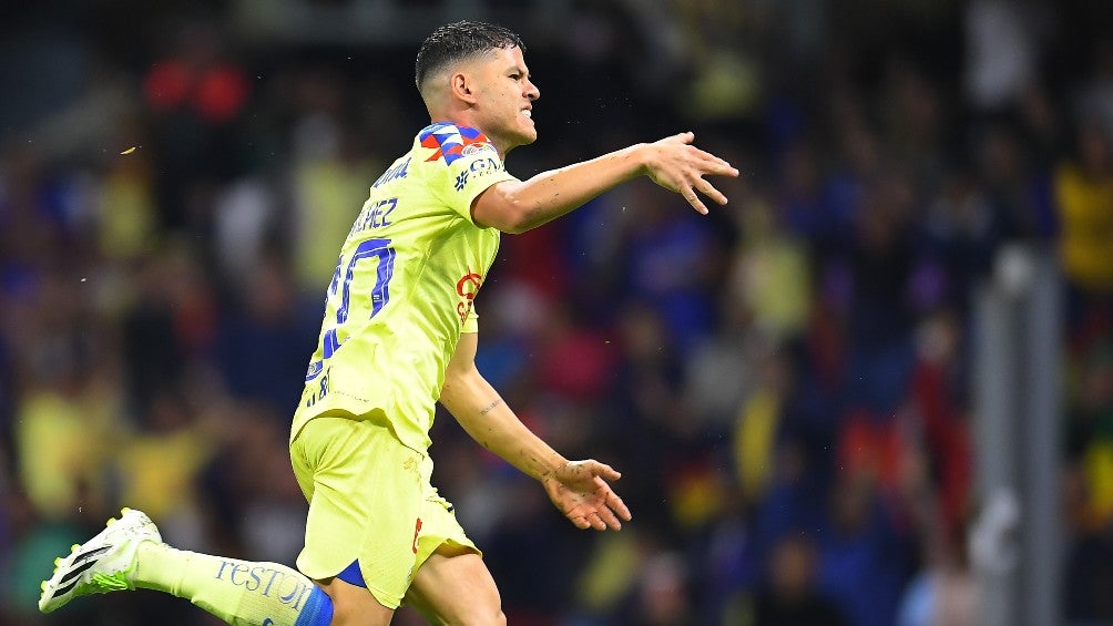 Richard Sánchez festeja un gol con América