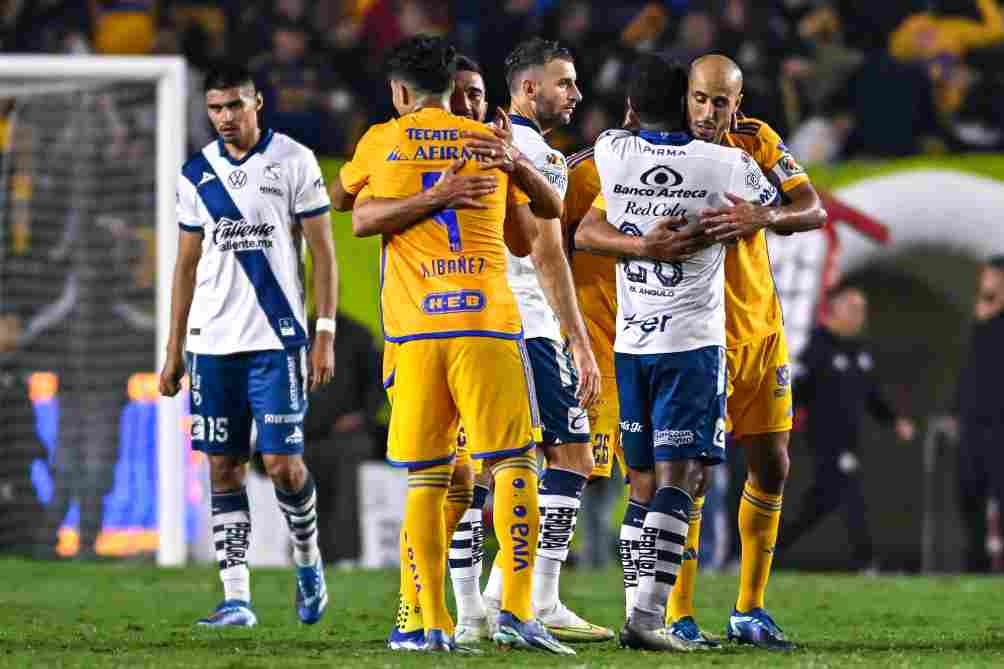 Jugadores de Tigres saludan a los de Puebla 