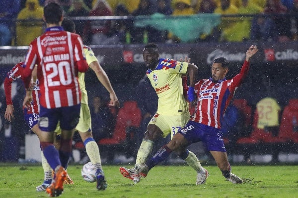 América y San Luis disputando el balón