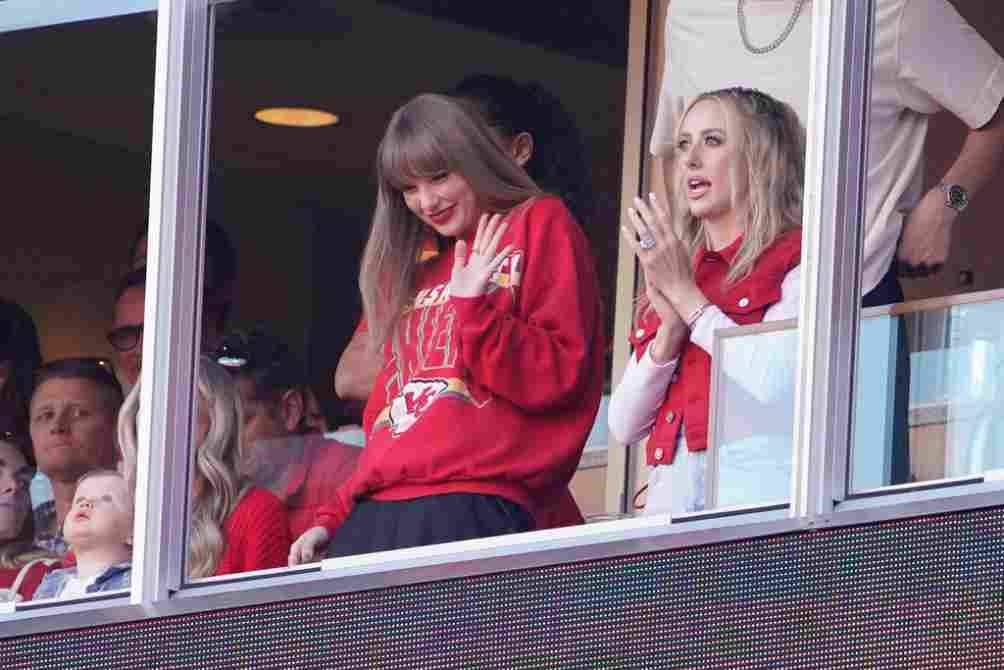 Taylor Swift saluda a sus fans desde un palco en el Arrowhead Stadium 