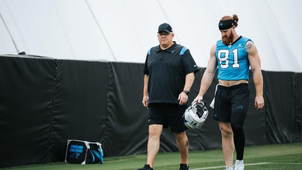 Hayden Hurst durante la practica de los Panthers