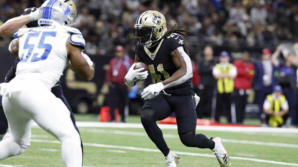 Alvin Kamara jugando con los Saints