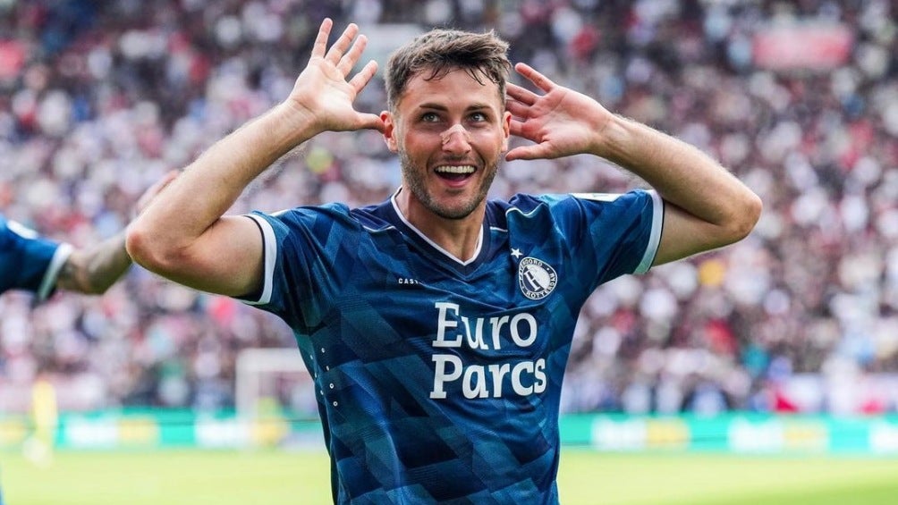 Santiago Giménez jugando con el Feyenoord 