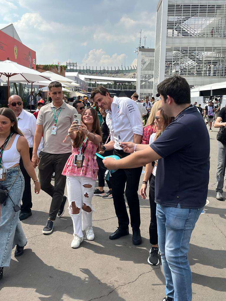 Toto Wolff atiende a fans durante el Gran Premio de México