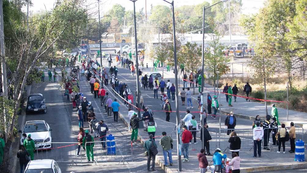 Al inicio de pandemia, las filas para recibir una vacuna eran enormes. 