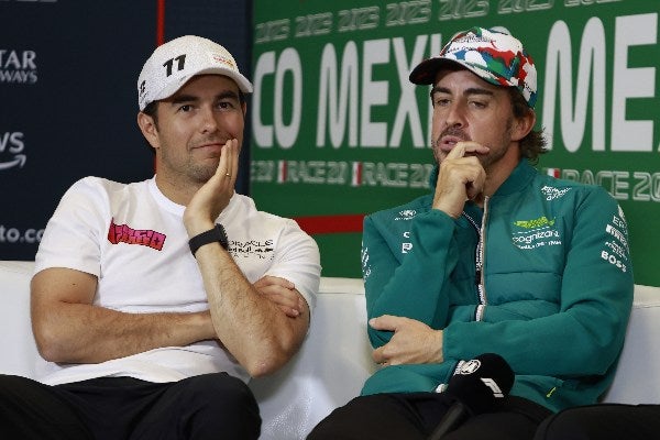 Fernando Alonso compartió su premio con 'Checo'