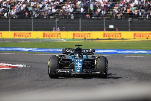 Fernando Alonso corriendo con Aston Martin