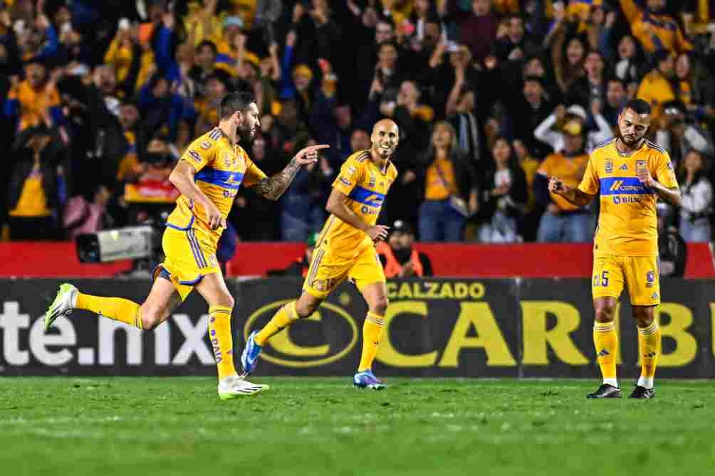 Gignac y sus compañeros festejan ante La Franja 