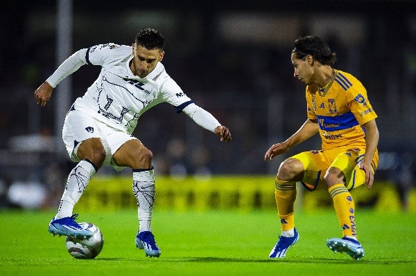 Diego Lainez disputando el balón contra Pumas 