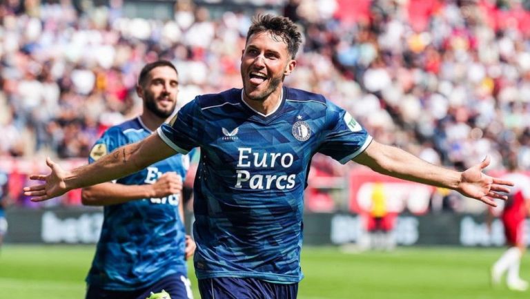 Santiago Giménez jugando con Feyenoord