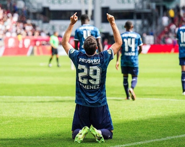 Santiago Giménez celebrando su gol con el Feyenoord 