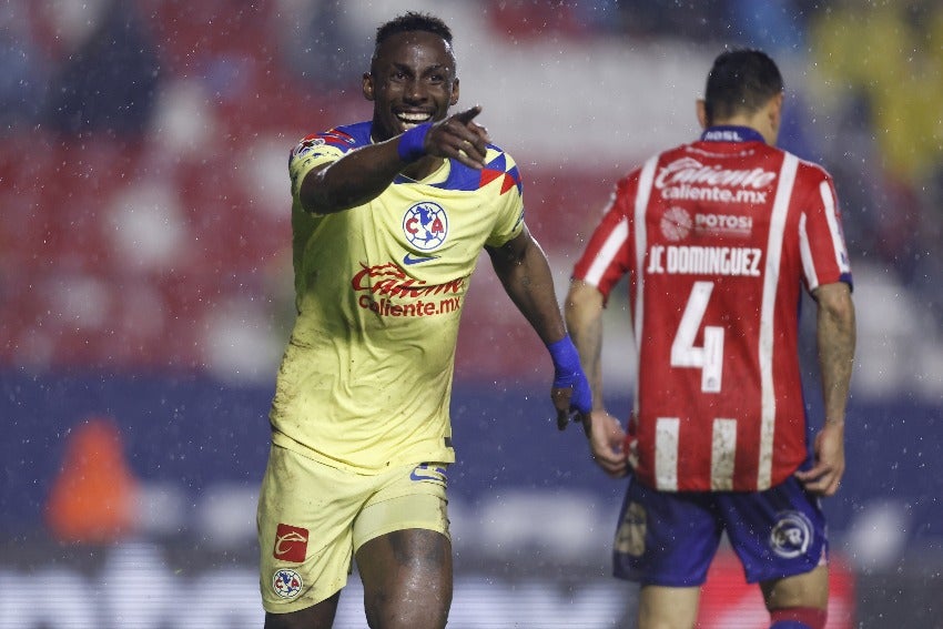 Quiñones en celebración de gol con América