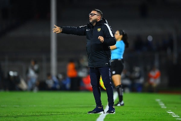 Antonio Mohamed dirigiendo a los Pumas 