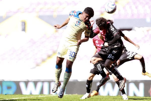 América y Atlas disputando el balón