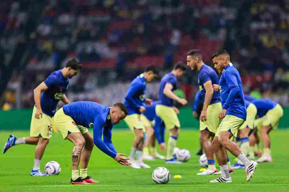 Los jugadores de América en calentamiento