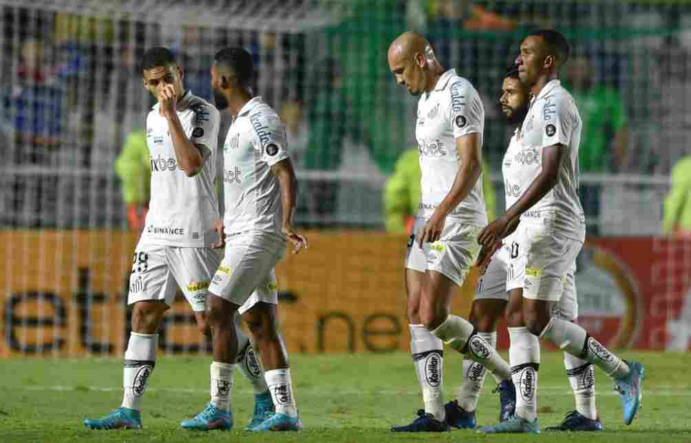 Jugadores de Santos tras el histórico descenso