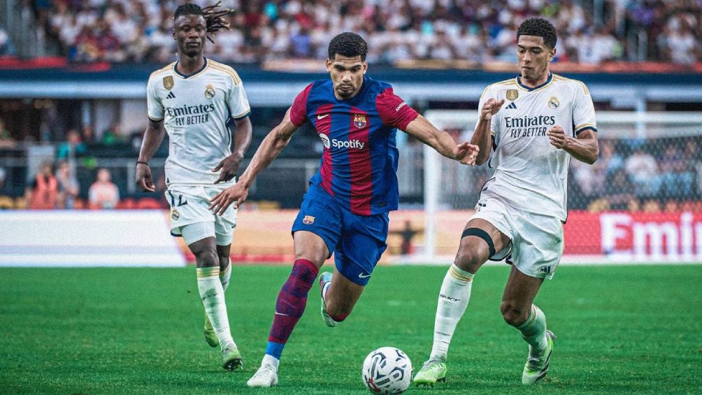 Ronald, durante un Clásico ante el Real Madrid 