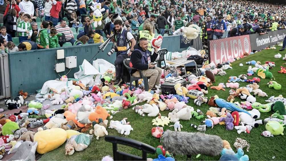 La lluvia de peluches característica del Real Betis