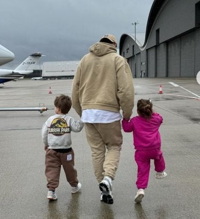 Chicharito junto a sus hijos