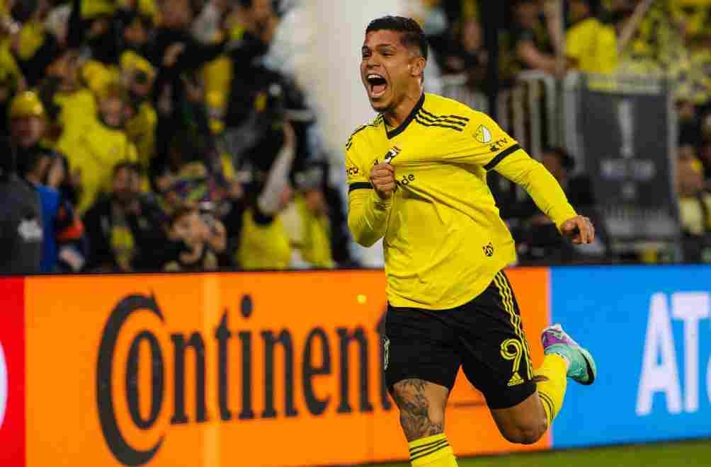 Cucho Hernández celebra su gol 