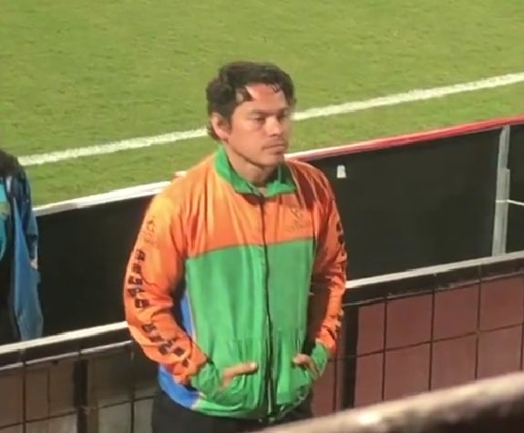 Chico se hace viral tras encontrar a 'clon' de Harry Styles en estadio 