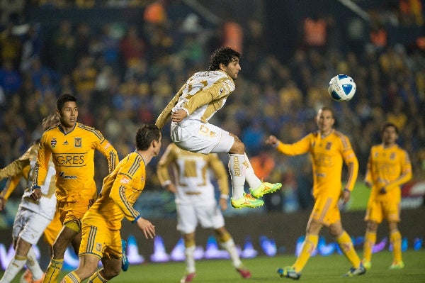 Martín Bravo anotando con los Pumas