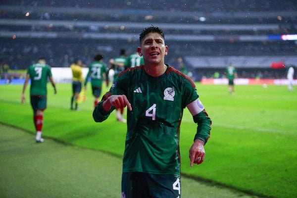 Edson Álvarez jugando con México 