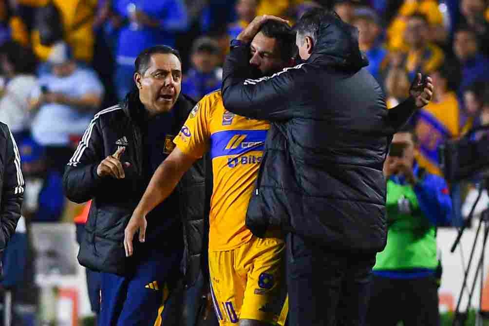 Siboldi con Gignac tras el juego ante Pumas