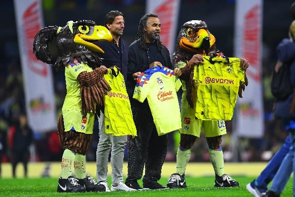 Leyendas del Borussia Dortmund asisten al Estadio Azteca 