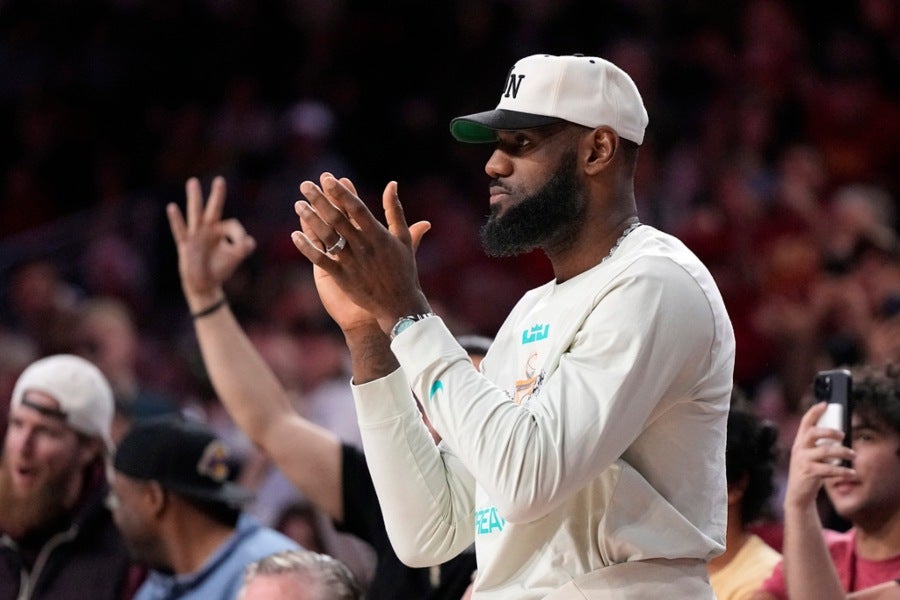 LeBron James viendo a Bronny en su debut