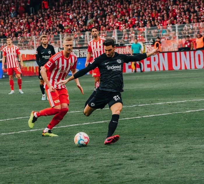 Lucas Alario jugando para Eintracht Frankfurt