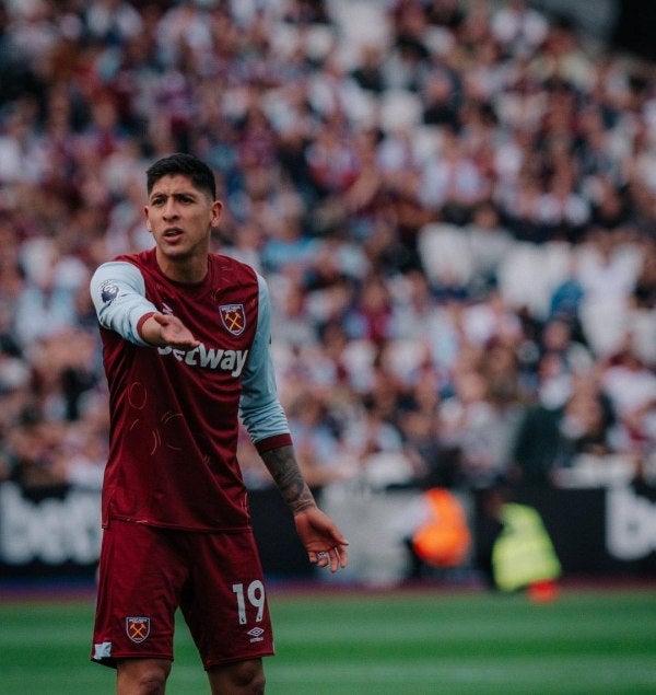 Edson Álvarez luciendo los colores del West Ham 