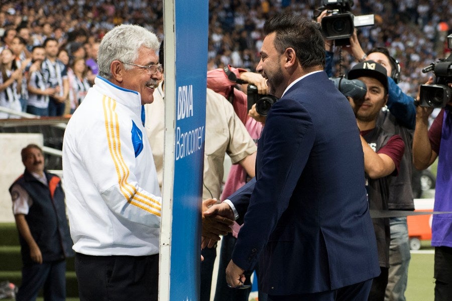 'Turco' saludando a Ricardo 'Tuca' Ferretti