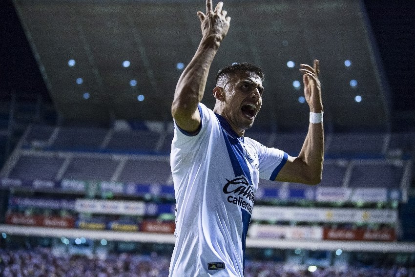 Memo Martínez en celebración de gol