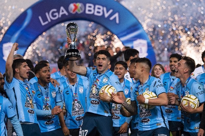 Ibañez con el trofeo del Apertura 2022 con Pachuca