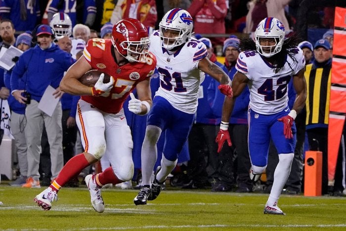 Travis Kelce es tacleado