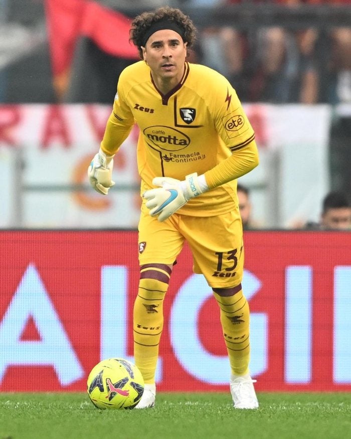 Guillermo Ochoa jugando en la Serie A 