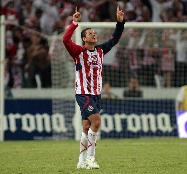 'Chicharito' Hernández celebrando su gol con Chivas