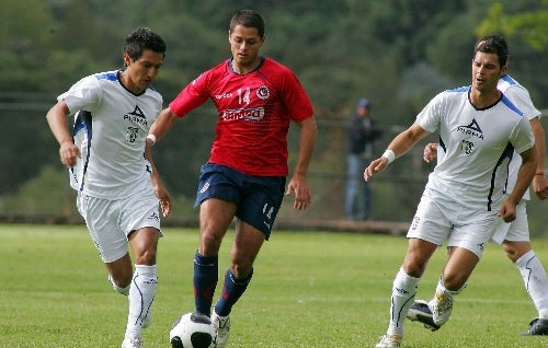 Javier Hernández jugando en la Liga MX