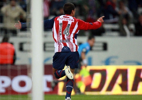 Javier Hernández celebrando su gol con Chivas